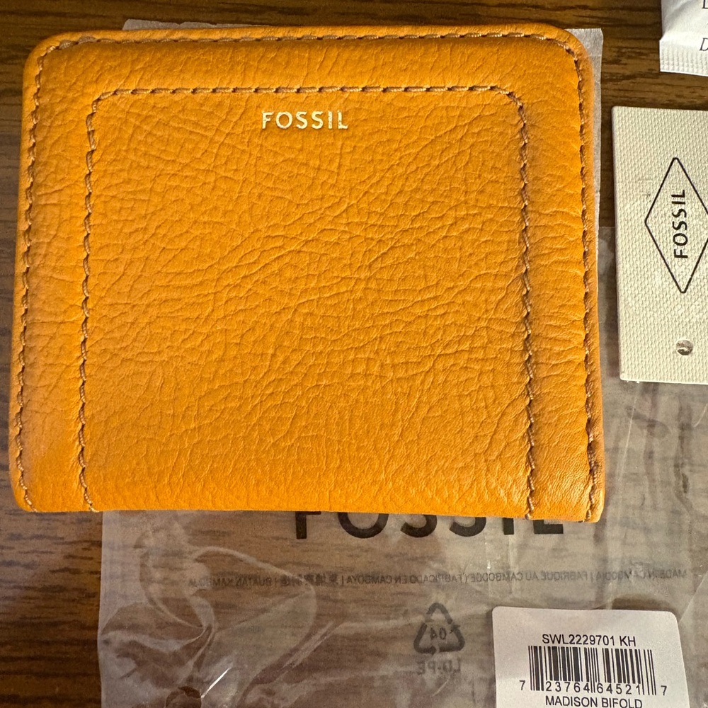 Fossil Madison bifol wallet in Honey color leather NWT.